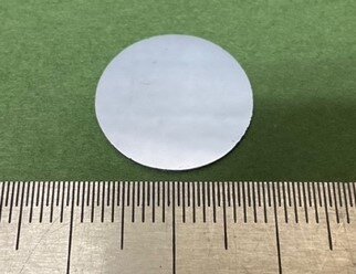 図３ Mg2Si 単結晶ウェハ(直径1.8cm。インゴットから切り出したもの。)