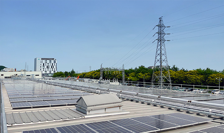 磯原工場の屋上に設置した太陽光発電設備